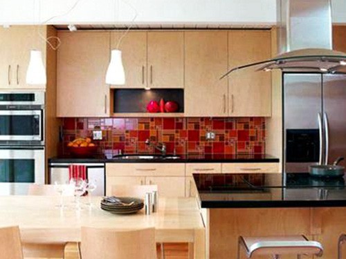 Ốp tường cho gian bếp: Sử dụng kính màu hay gạch men?