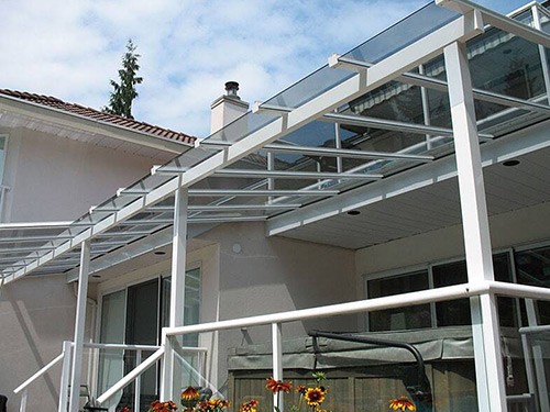 Lợp mái hiên nhà nên sử dụng vật liệu nào? Ưu, nhược điểm và giá thành ra sao?