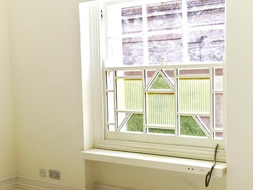  Kính màu tích hợp năng lượng mặt trời chuyển hóa thành điện năng 